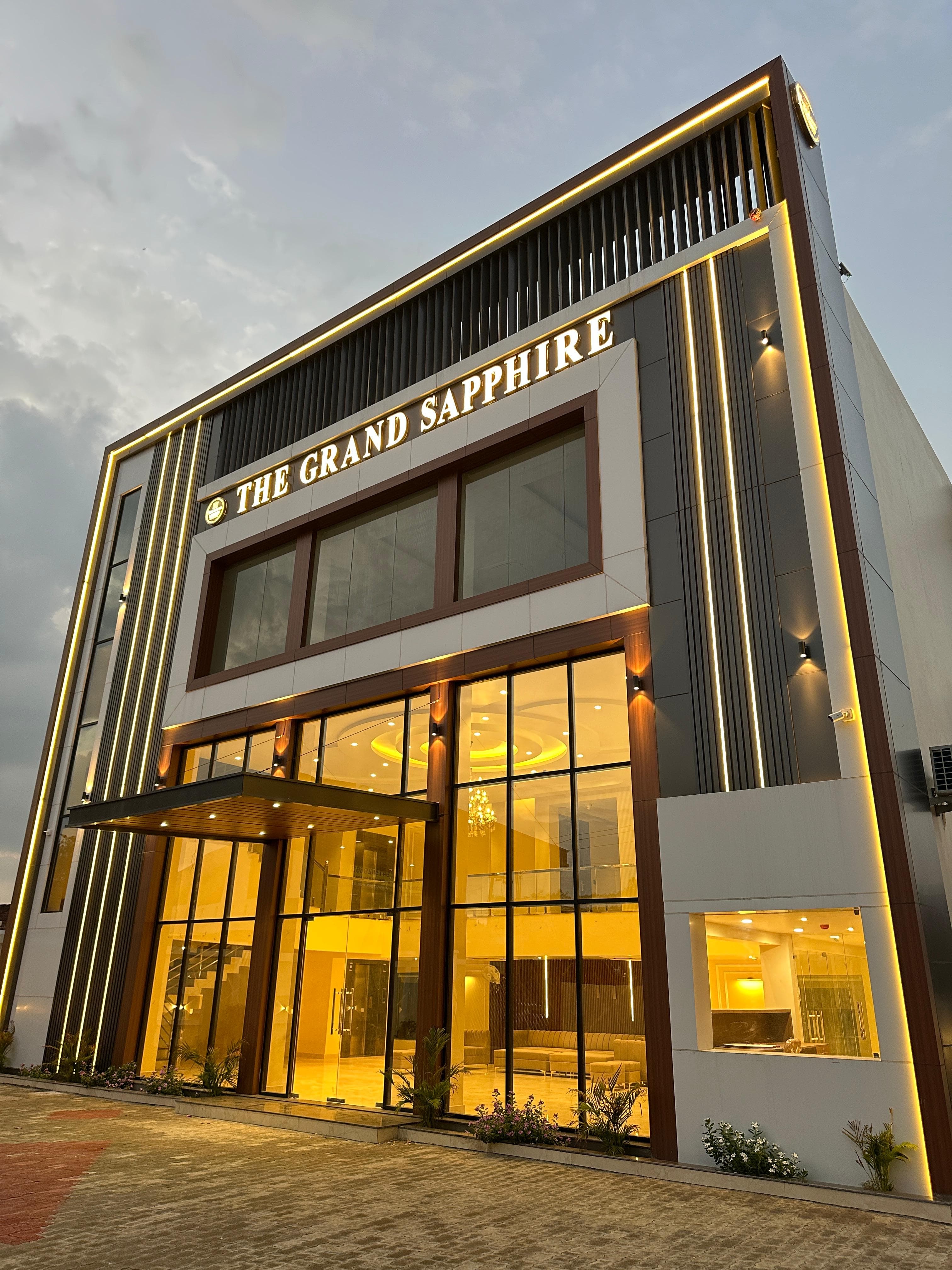 THE GRAND SAPPHIRE - Banquet & Lawn